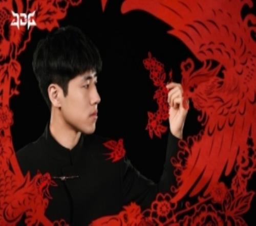 JDG分享GALA新年主題照片：春光隨步至，駿影入云騰