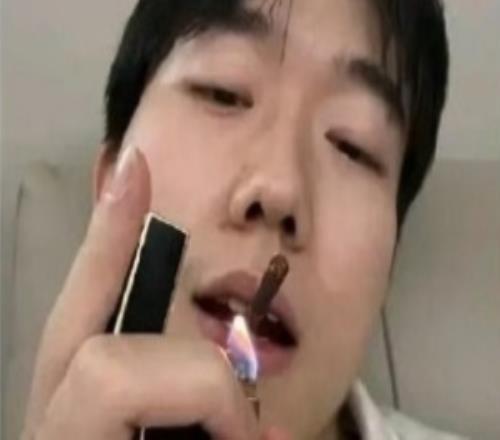 神志不清了Missing深夜發布懟臉抽煙自拍隨后立刻刪除