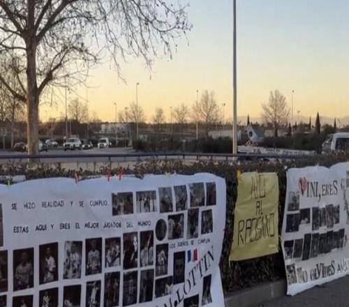 皇馬球迷拉橫幅聲援維尼修斯和姆巴佩：我們深愛你們