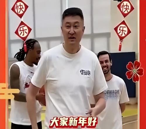 廣東男籃開工，杜鋒朱芳雨發派紅包，四外援歸隊崔永熙參加合練