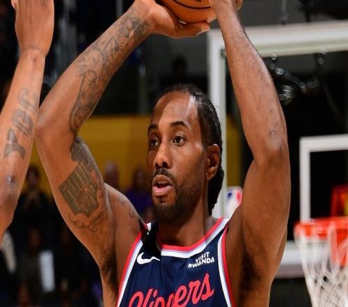 湖人三巨80+24拒快船逆轉(zhuǎn)！詹姆斯連續(xù)五場(chǎng)10+助攻小卡31+5傷退