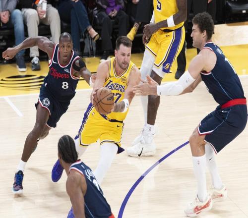 獨挑三巨頭！小卡末節傷退！詹姆斯無緣里程碑，東契奇打爆快船！