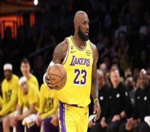 邊線球失誤險(xiǎn)釀禍，詹姆斯13中5取13分3板11助，正負(fù)值全隊(duì)最低