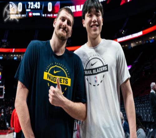 楊瀚森賽后采訪：想親約基奇是表示尊重回應連續4罰不中引爭議