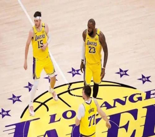 重摔！飆血！戰(zhàn)神卡傷退！三巨頭80分力壓快船！