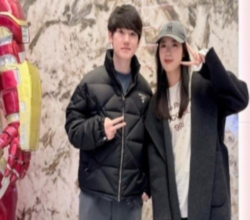 這是真哥哥JKL表妹分享JackeyLove合照：表哥不叫哥哥叫什么