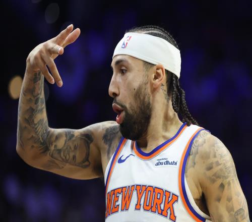 唐斯盛贊阿爾瓦拉多的能量如同火星撞地球他那種瘋狂的侵略性和韌勁簡直是球隊的救星_NBA直播