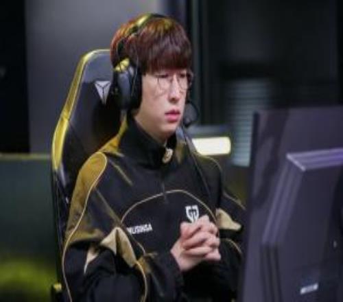 Duro：BFX之前戰(zhàn)勝了T1所以T1和BFX晉級(jí)決賽的幾率五五開