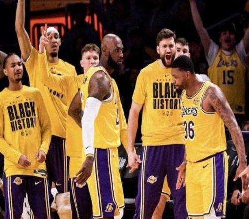 Woc！湖人撿到寶了，變陣就贏球，東契奇狂贊