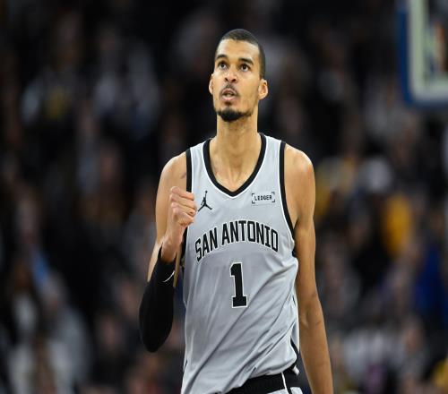 文班亞馬稱雷諾為血脈手足自謙不敢自視為其領路人_NBA直播