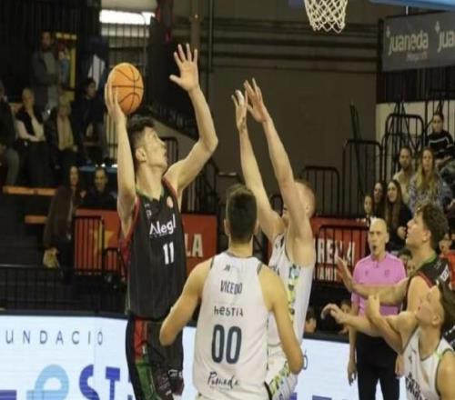 媒體人：余嘉豪輾轉(zhuǎn)1.4萬(wàn)公里、連飛五個(gè)航班馳援中國(guó)男籃