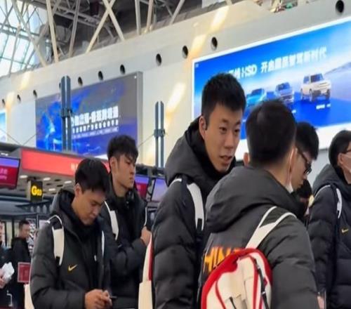 男籃啟程日本，現(xiàn)場(chǎng)達(dá)14個(gè)人，陣容實(shí)力引擔(dān)憂，靜待余嘉豪歸隊(duì)！