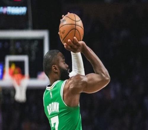 杰倫布朗32+8+7+3，詹皇造NBA神跡東契奇半場7分，綠軍大勝湖人