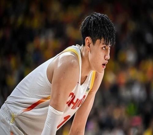 記者：曾凡博膝蓋水腫積液比較嚴(yán)重肯定會缺席26日對陣日本的比賽