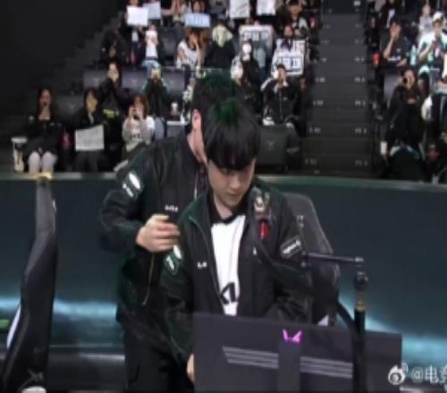 管澤元：今年最激情的一個Bo5了吧許哥養(yǎng)上野小，上野養(yǎng)許哥老