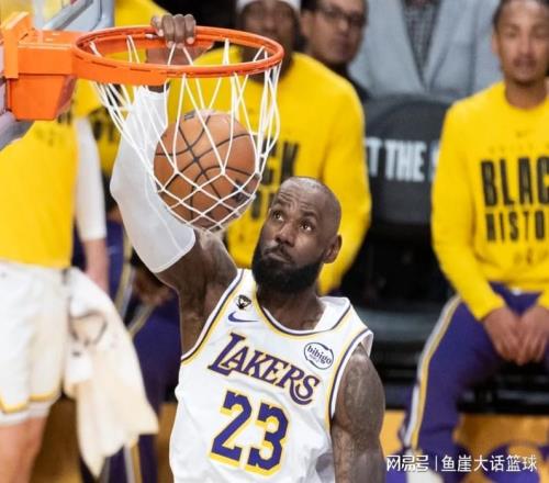 湖人兩敗因出爐，老詹調侃布朗！雷迪克暗諷裁判，里夫斯看清現實