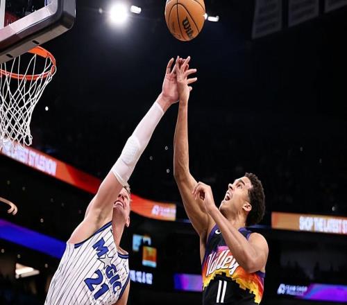 輕松打出兩雙數據,太陽內線新星本賽季的進步幅度非常明顯