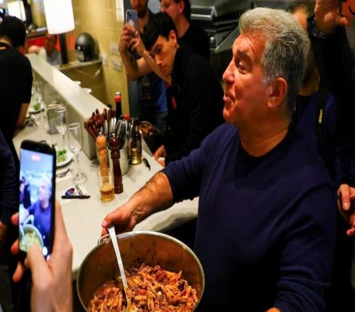 阿斯：巴薩主席競(jìng)選開啟簽名收集，拉波爾塔場(chǎng)外煮通心粉拉票