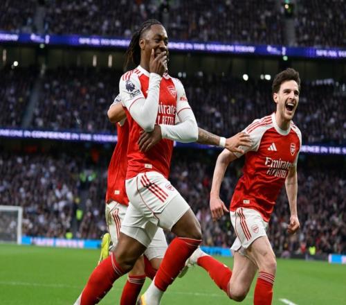 英超領頭羊狂轟4球，神鋒梅開二度，阿森納61分領跑，甩開曼城5分