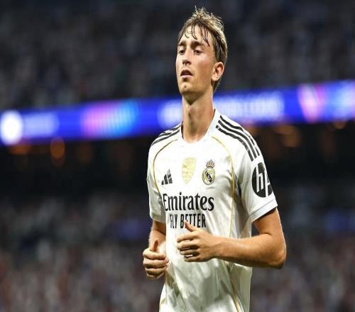 球迷在皇馬門口舉牌抗議！赫伊森看到后開車加速就跑：差點撞到人