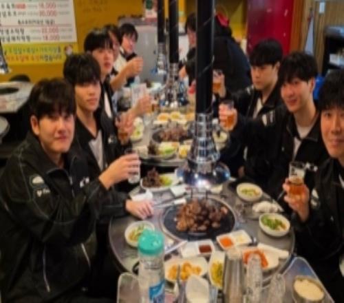 小爽一下DK官方分享選手賽后聚餐照片