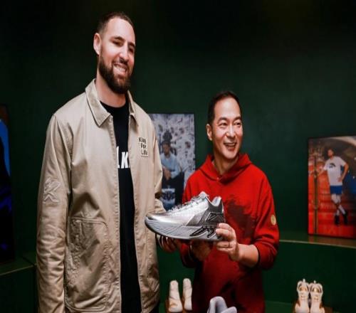 NBA巨星庫里“亂穿鞋”時代或將終結知情人士：安踏CEO親自出馬，合作可能性高