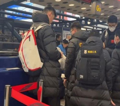 不理解！有傷+低迷1年，郭士強為什么非要帶胡明軒去日本