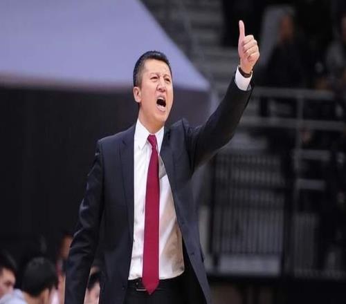 令人淚目！輾轉(zhuǎn)5航班，飛行2.8萬公里，他要撐起中國男籃內(nèi)線脊梁