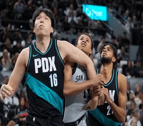 首秀10+9+3斷！楊瀚森隊友換隊大爆發(fā)，10天短工打爆5年1.5億先生