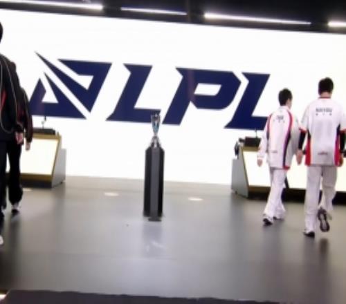 仿EWC底座LPL季后賽獎(jiǎng)杯披露：隊(duì)伍淘汰則寶石鑲嵌在獎(jiǎng)杯底部