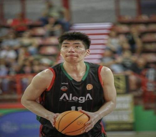 奔波！余嘉豪轉(zhuǎn)機(jī)5次馳援中國(guó)男籃，從非洲出發(fā)飛行超1萬公里