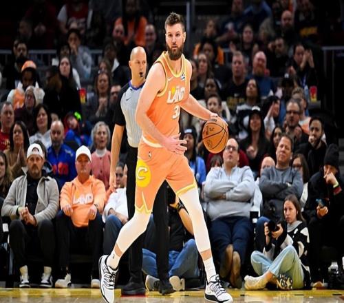 哈登來了他的表現都沒有明顯起色,騎士鋒線估計快要跌出先發了