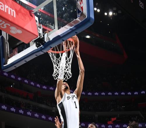 挑落東部第一+8勝1負！馬刺變臉沖冠：文班轟21+17+6攻防一體真猛