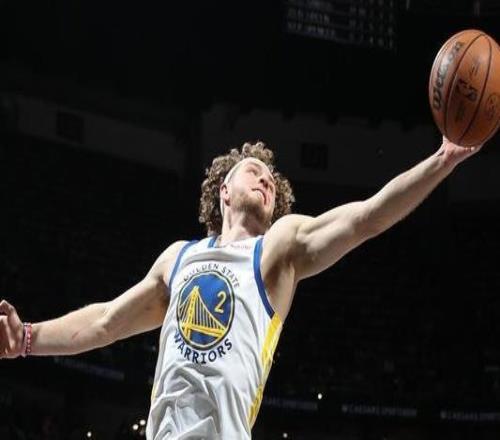 波齊姆斯基過去兩場(chǎng)比賽摘下30個(gè)籃板創(chuàng)隊(duì)史后衛(wèi)紀(jì)錄