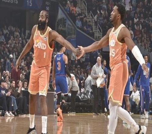 哈登：米切爾非常非常無私而且隨時都能接管比賽