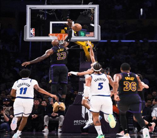 準(zhǔn)絕殺!湖人慘遭逆轉(zhuǎn),詹姆斯歷史第1,東契奇22+15,里夫斯低迷