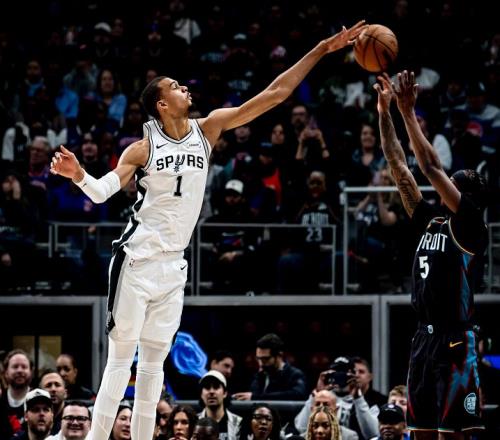 21分17板6帽！26投僅5中！文班亞馬完勝CC，馬刺掀翻聯(lián)盟第1