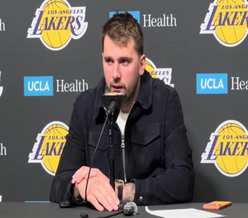 東契奇：最后沒出手是覺得離筐有點遠看到老詹有空位所以傳給他