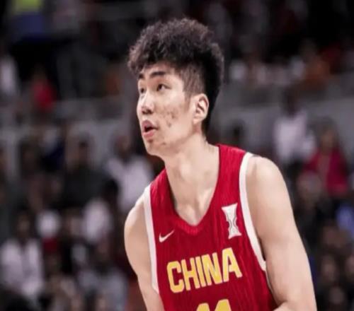 余嘉豪曬照抵達北京+將再飛沖繩媒體人：CBA無更符合要求內(nèi)線