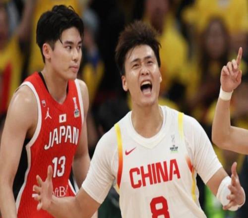 CCTV5直播中日對決，中國男籃內線優勢明顯，防守+護框很關鍵！