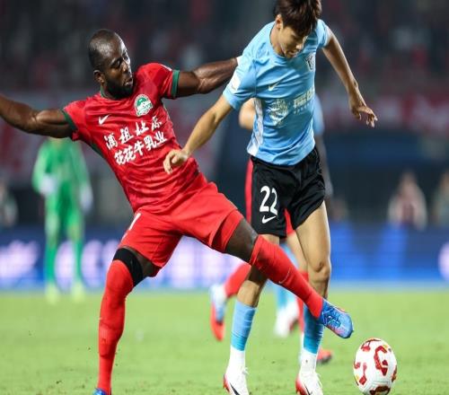 官宣！阿奇姆彭落戶大連英博，巴甲161場主力加盟青島西海岸