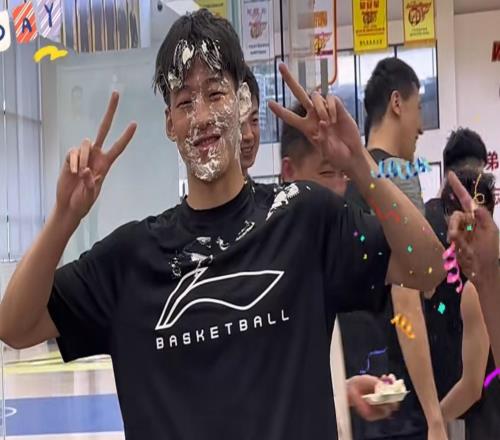 廣東為李文昊慶生！崔永熙奎因搞怪，杜鋒獲尊重，摁頭時阿旺亮了