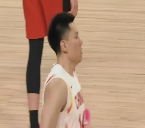 中國男籃半場落后日本14分：廖三寧趙睿均8分兩節(jié)15次犯規(guī)
