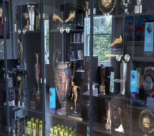 琳瑯滿目，凱爾凱茲曬出薩拉赫的獎(jiǎng)杯柜