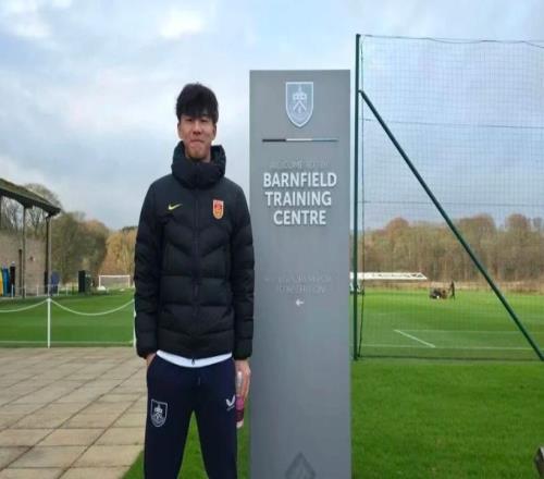 官宣！英超倒數第2簽18歲中國前鋒，穿9號球衣，租借塞爾維亞球隊