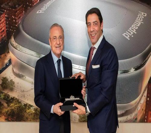 歐冠開(kāi)賽前，老佛爺與本菲卡主席魯伊科斯塔交換禮物