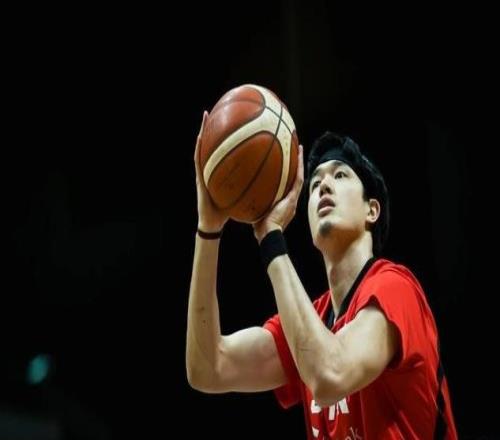 媒體人：日本男籃最大的隱患依舊在內(nèi)線對霍金森和渡邊極其依賴