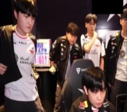 keria為賽事失利向粉絲道歉并透露傷?。合轮霈F(xiàn)問題已接受治療