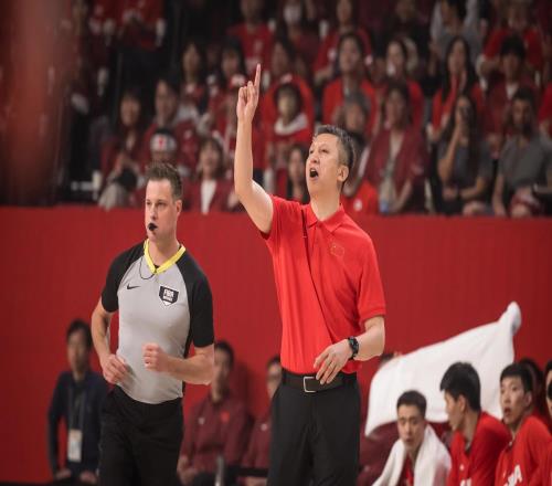 血性！中國男籃上半場落后14分，下半場凈勝21分完成逆轉