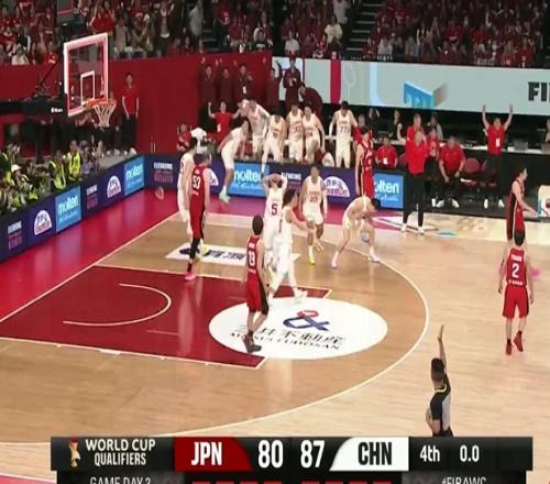大逆轉(zhuǎn)！中國男籃單節(jié)打懵日本+多人揮拳慶祝，裁判，是真狠啊